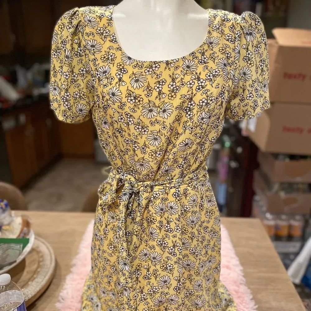 Trixxi Yellow Floral Short Sleeve Fit & Flare Dress Women’s Medium Tie Waist
